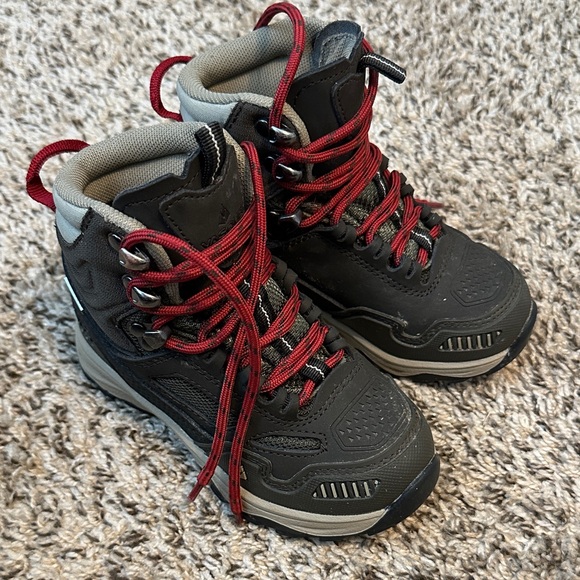 Vasque Kids Black and Gray Boots with Red Laces - Picture 6 of 6